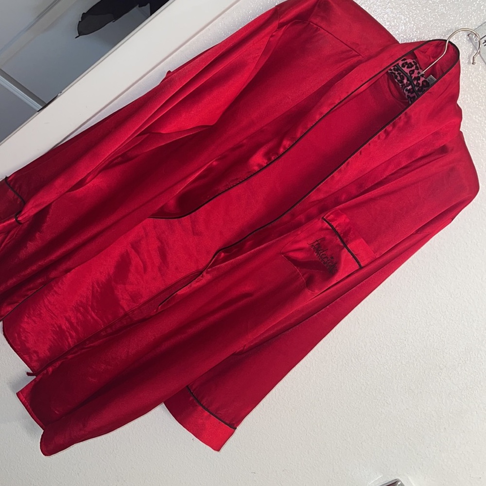 Red robe - Picture 2 of 3